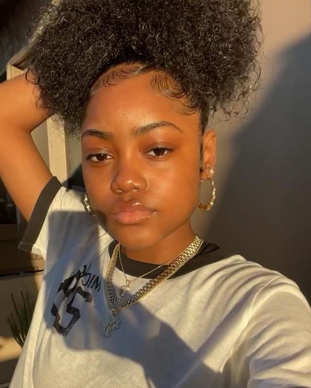 a girl with defined edges on simple puff