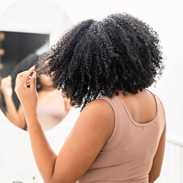girl watching her self on the mirror
