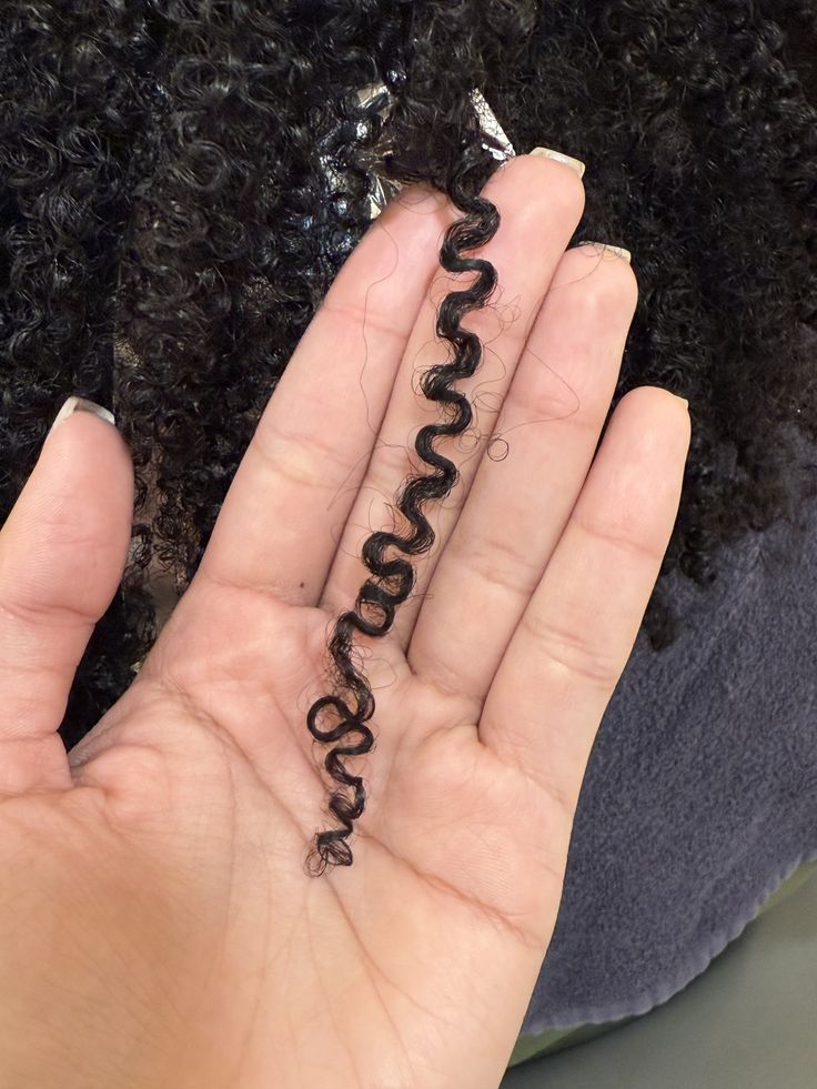 strand of hair curl pattern