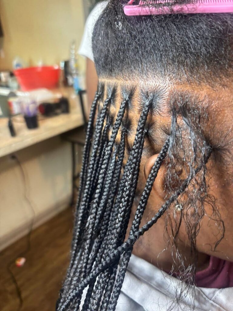 picture of someone installing knotless braids