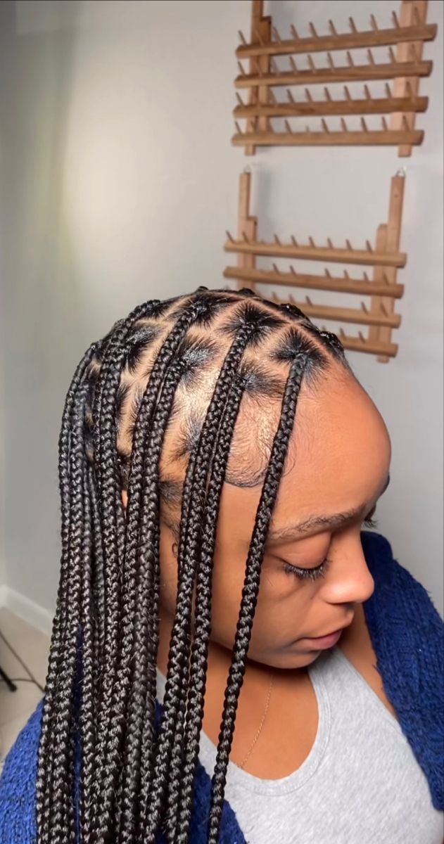 someone with neat knotless braids