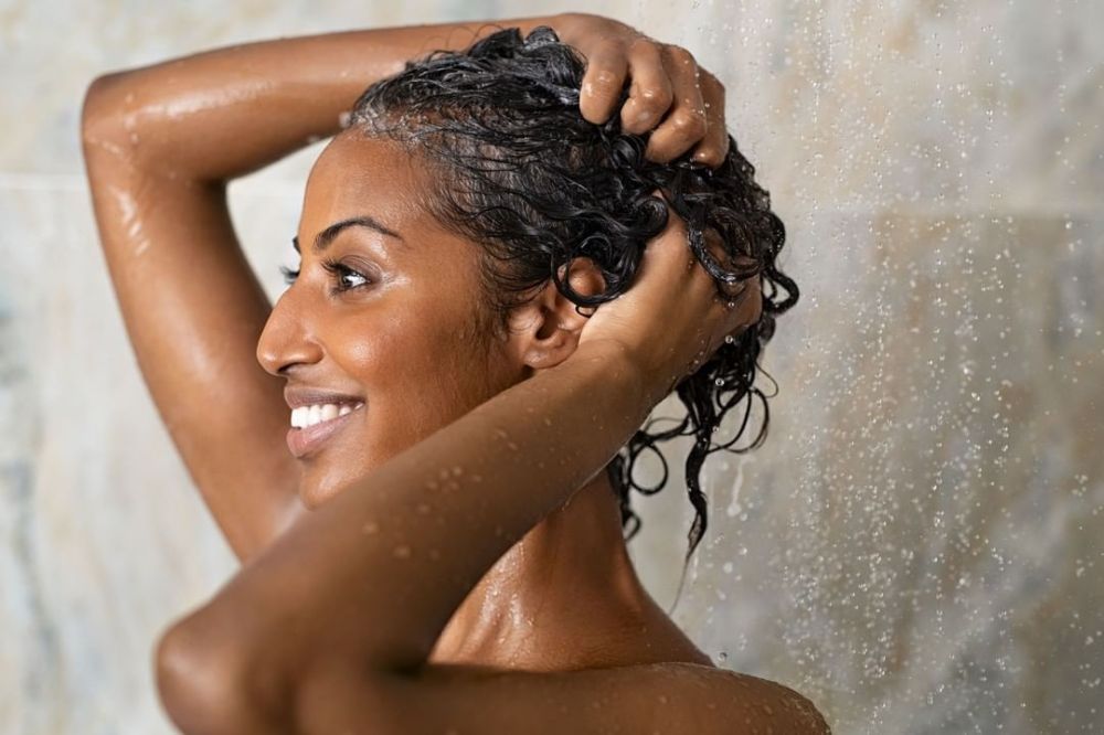 someone applying conditioner to type 4 hair