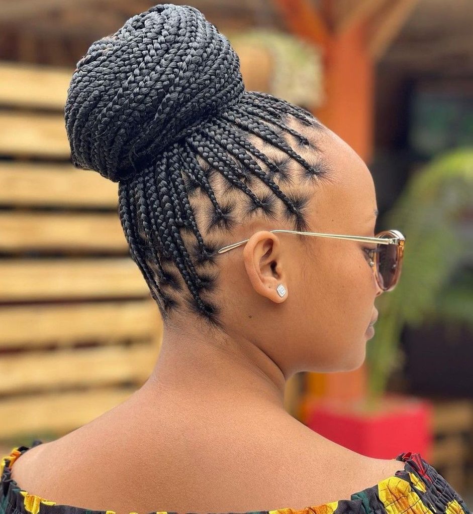 someone with knotless braids oulled out