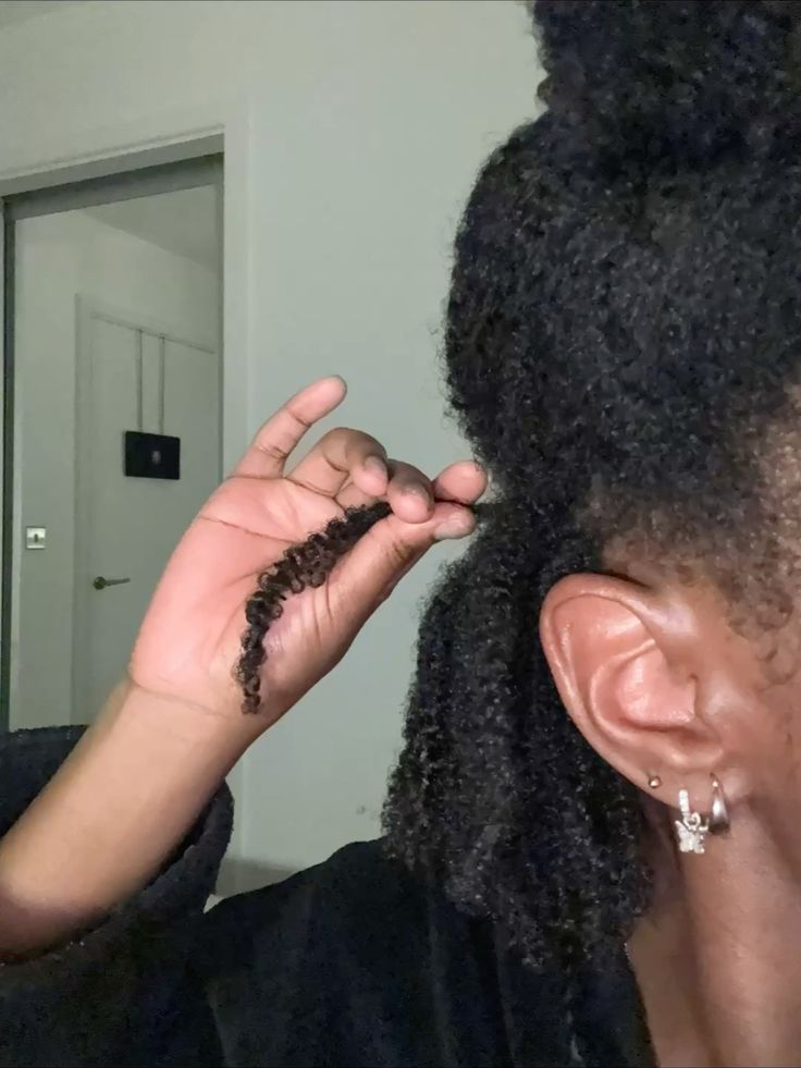 someone detangling her hair to start her 4B hair wash day routine