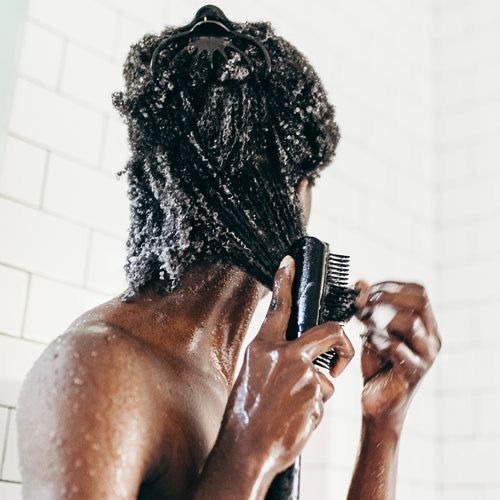 someone detangling her hair on her wash day