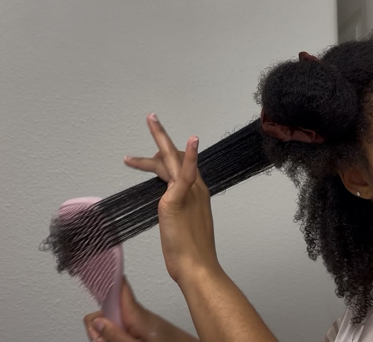 someone detangling her hair as a way of starting her 4A hair wash day routine