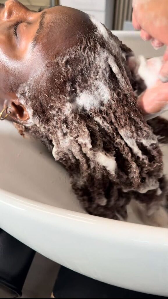 someone on her 4C hair wash day routine