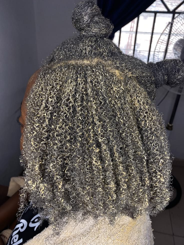 someone detoxing her scalp