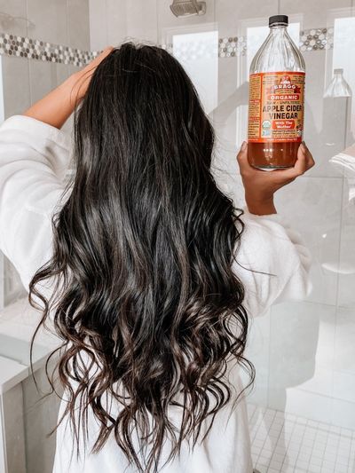 someone with apple cider vinegar hair rinse